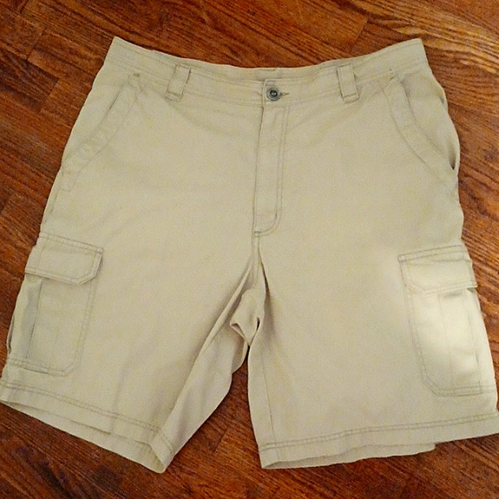 Columbia Men's-36 Cargo Shorts 100% Cotton Light Tan Great Condition  👍